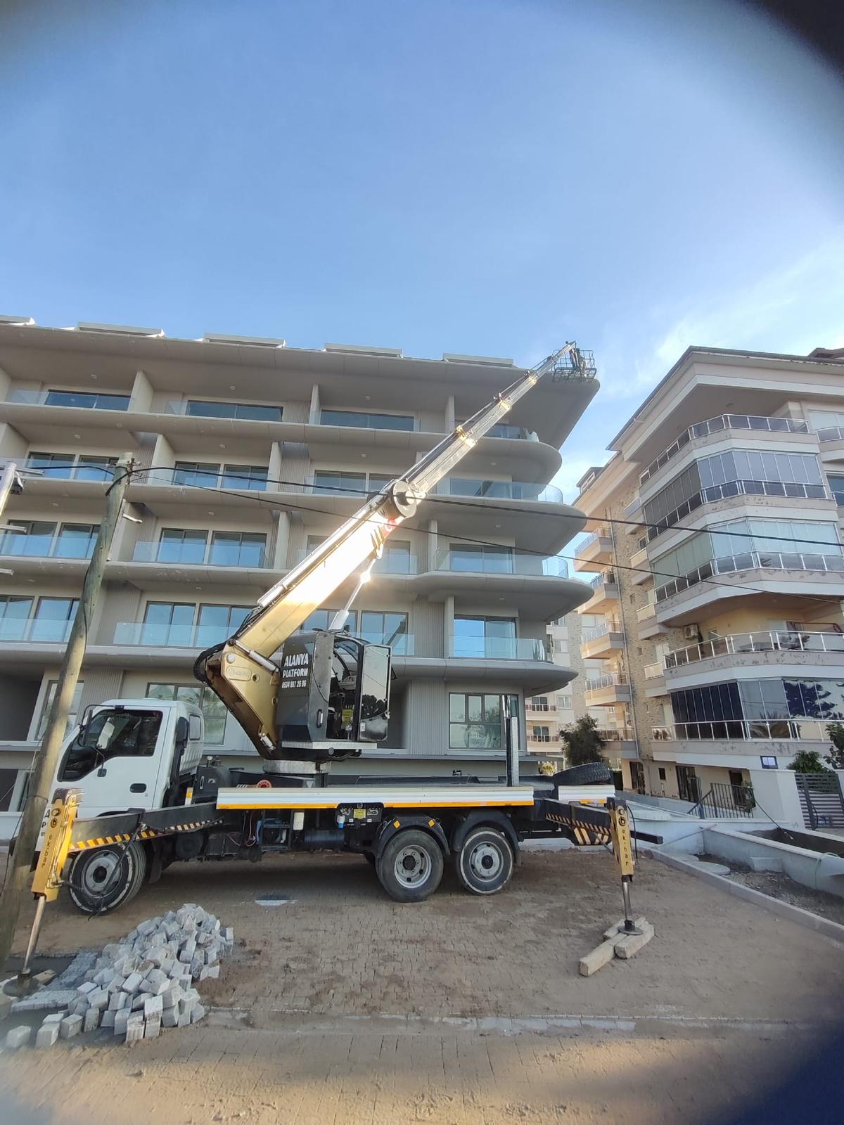 Alanya araç üstü platform kiralama - Geniş binanın köşe balkonuna erişim